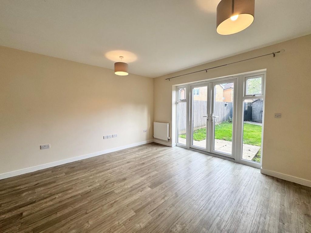 Property photo 2 of 11 Lounge.Jpg