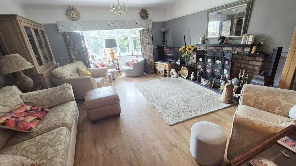 Property photo 2 of 11 Livingroom.Jpeg