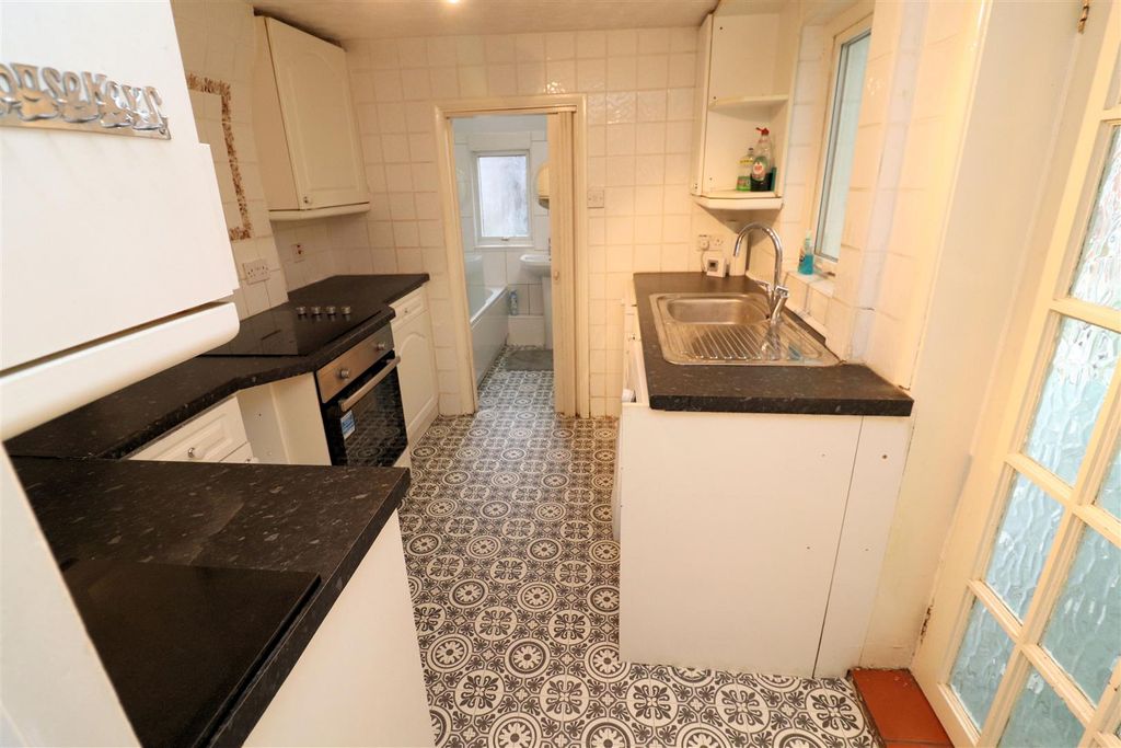 Property photo 3 of 18 Kitchen.Jpg