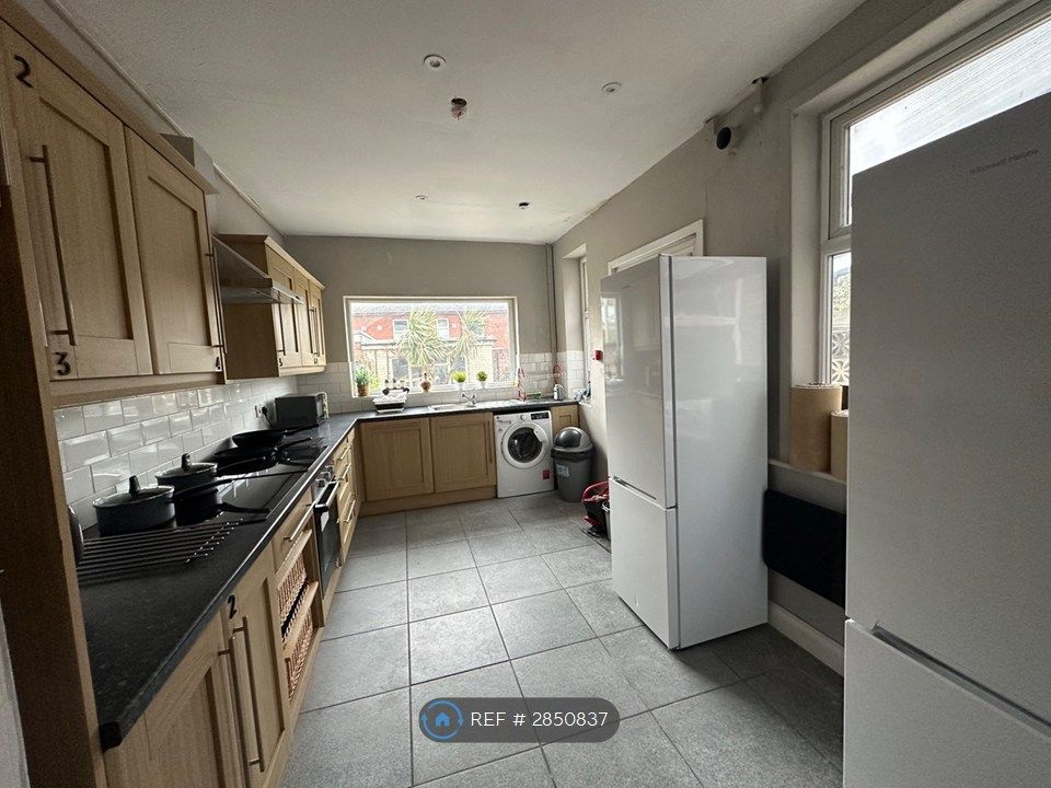 Property photo 3 of 8 Kitchen