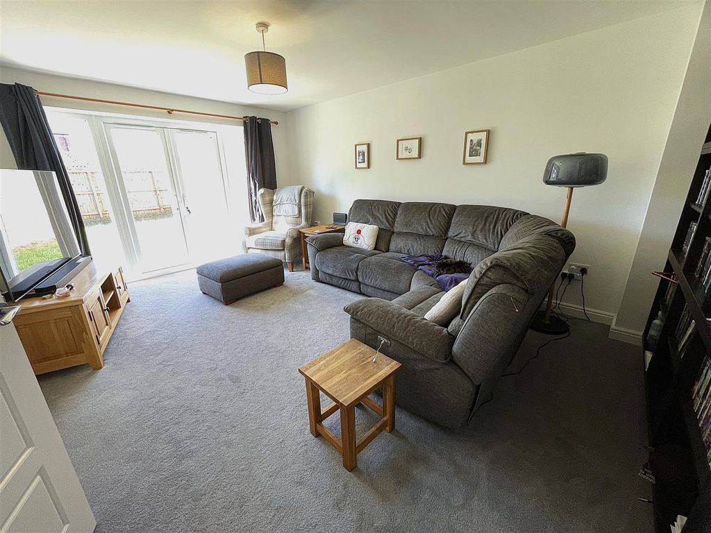 Property photo 3 of 31 Lounge