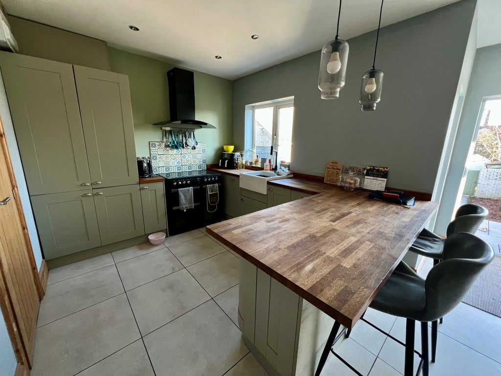 Property photo 3 of 19 Kitchen Aspect 1