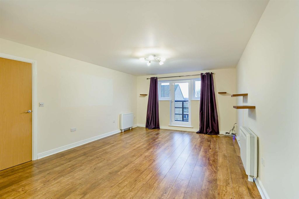 Property photo 2 of 9 8671360-Interior10-800.Jpg