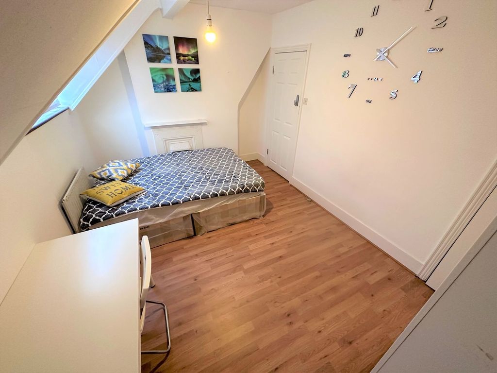 Property photo 1 of 5 A Cozy Double Bedroom Featuring A Neatly Made Bed ...