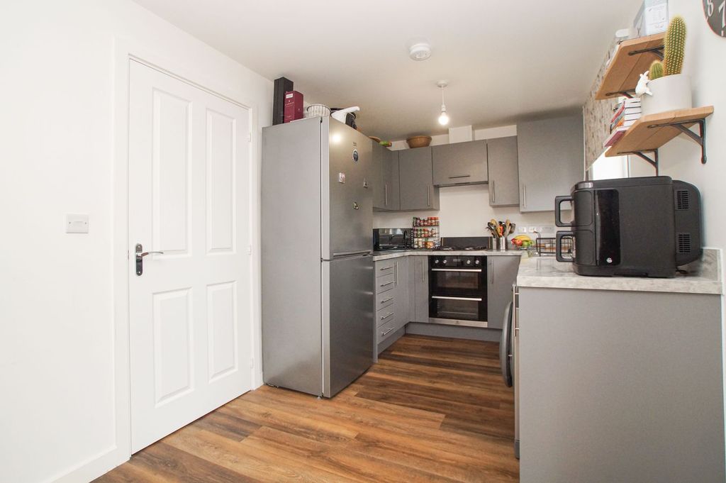 Property photo 3 of 19 Dining Kitchen