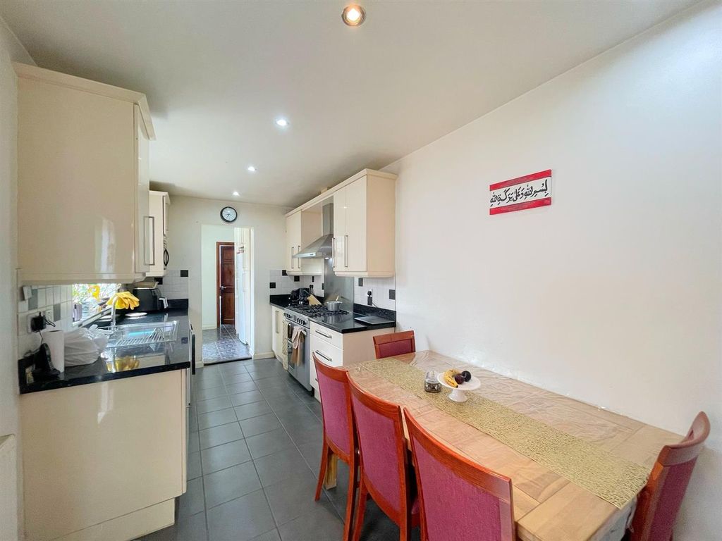 Property photo 1 of 18 Breakfast Kitchen