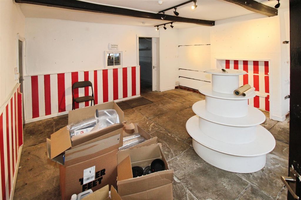 Property photo 3 of 8 Sales Area