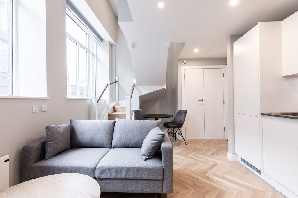 Property photo 3 of 17 Lounge