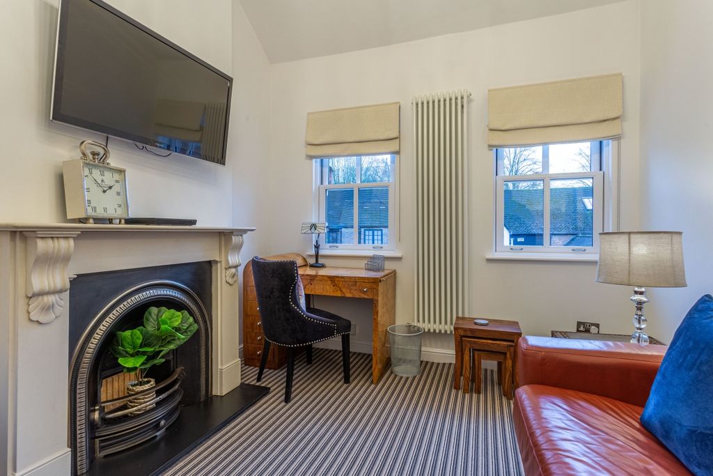 Property photo 2 of 10 2 Bed Flat Al34Ph-19