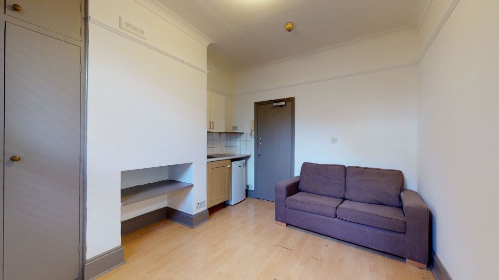 Property photo 1 of 7 Bedroom