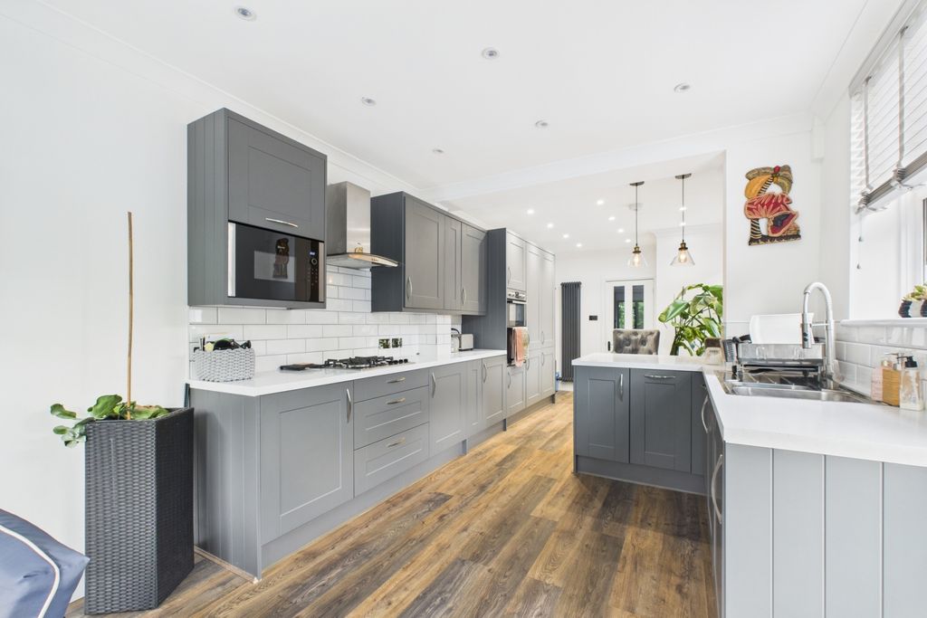 Property photo 3 of 19 Kitchen