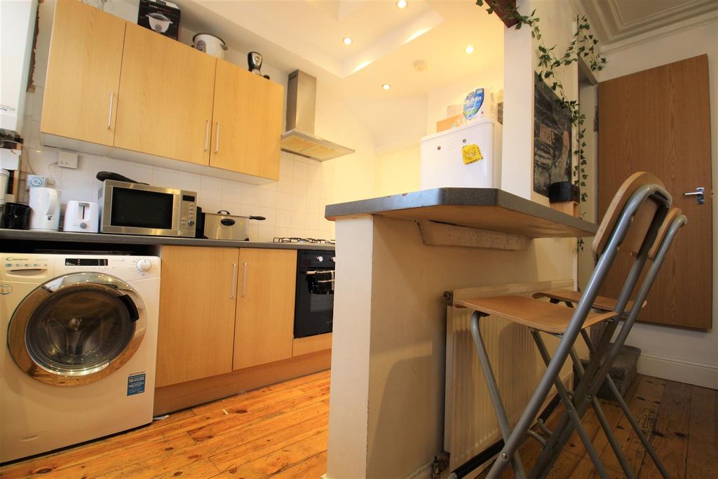Property photo 2 of 10 Kitchen.Jpg