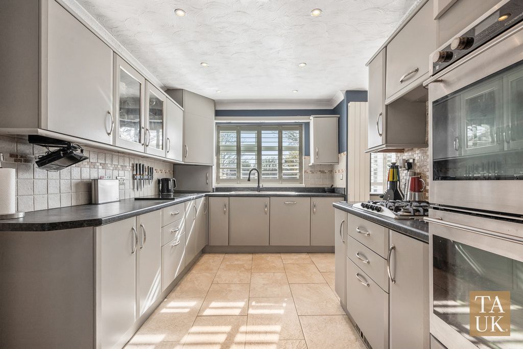 Property photo 2 of 24