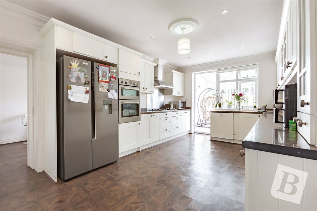 Property photo 3 of 19 Kitchen
