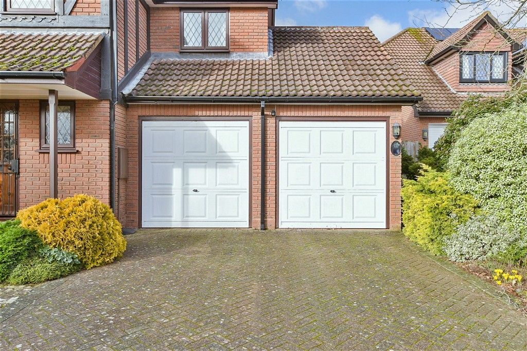 Property photo 2 of 17 Garage