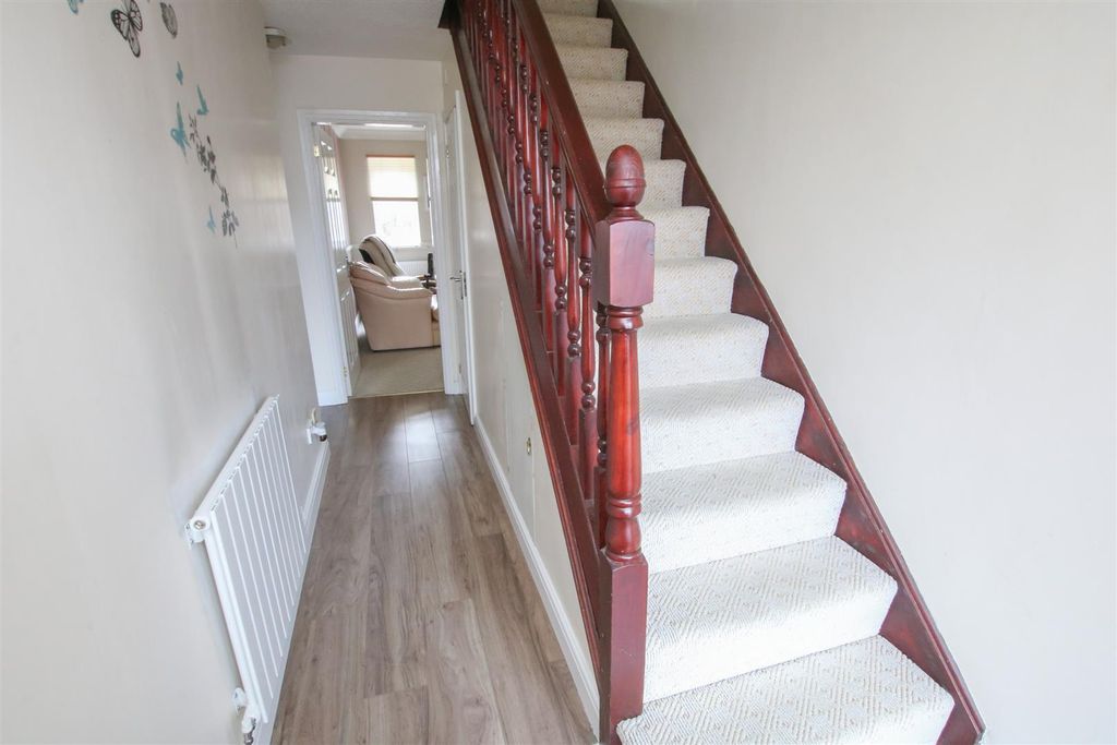Property photo 2 of 21 Entrance Hall