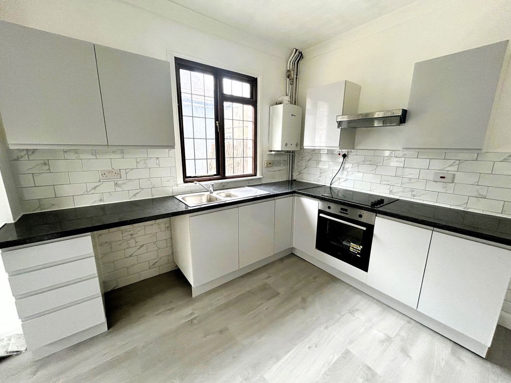 Property photo 2 of 11 Kitchen