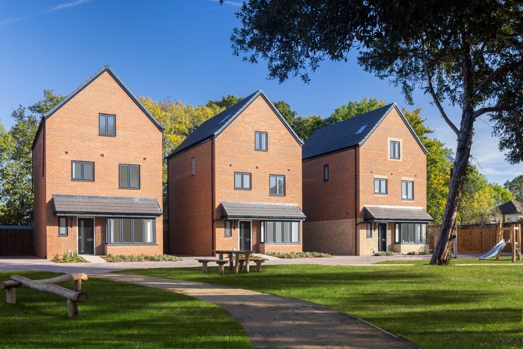 Property photo 1 of 13 Maple Croft, Egham