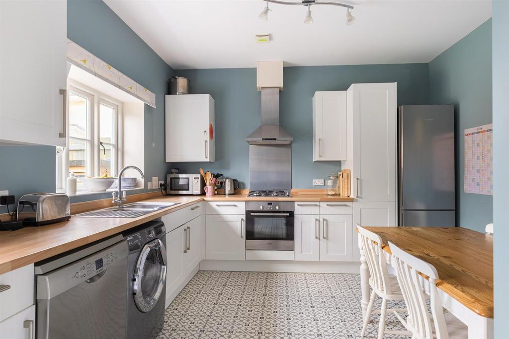 Property photo 2 of 16 010A0250-Hdr.Jpg