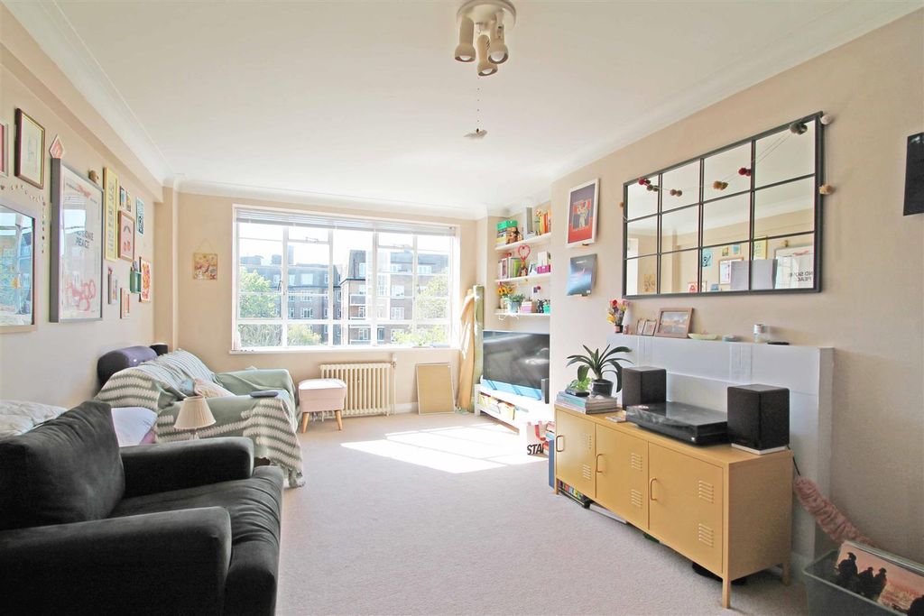 Property photo 2 of 11 Lounge