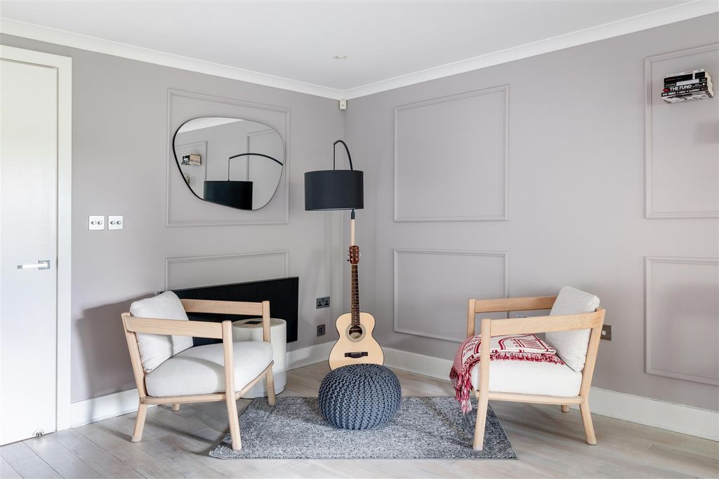 Property photo 3 of 9 532 Chiswick High Road-21.Jpg
