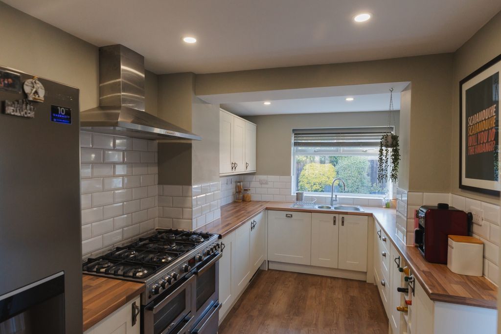 Property photo 3 of 20 Kitchen