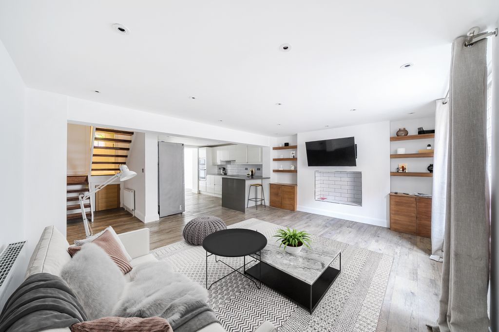 Property photo 3 of 9 Living Room Vs