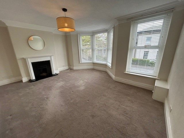 Property photo 3 of 8 Spacious Lounge