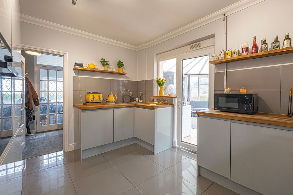 Property photo 2 of 37