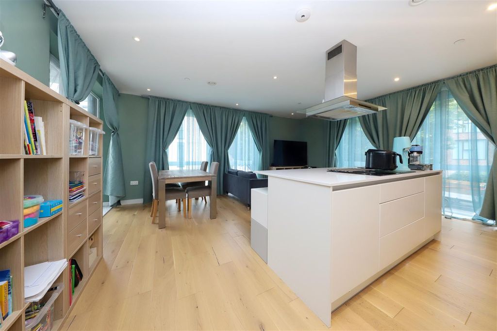Property photo 3 of 11 Kitchen Lounge
