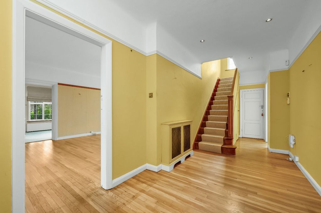 Property photo 2 of 21 Entrance Hall