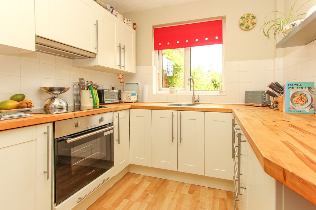Property photo 2 of 10 Kitchen