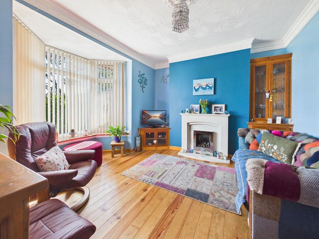 Property photo 3 of 17 Living Room