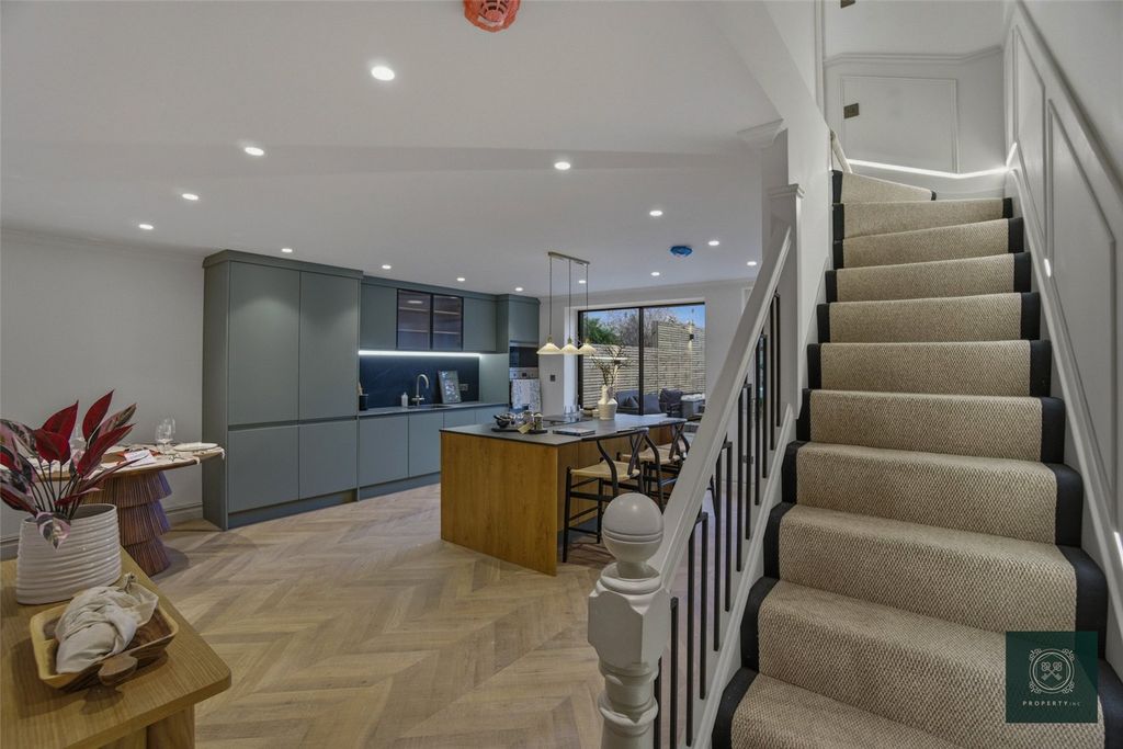 Property photo 2 of 27 Landing