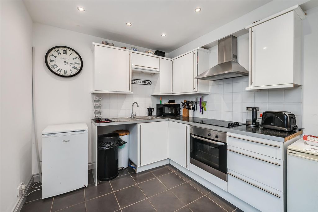 Property photo 3 of 10 Kitchen