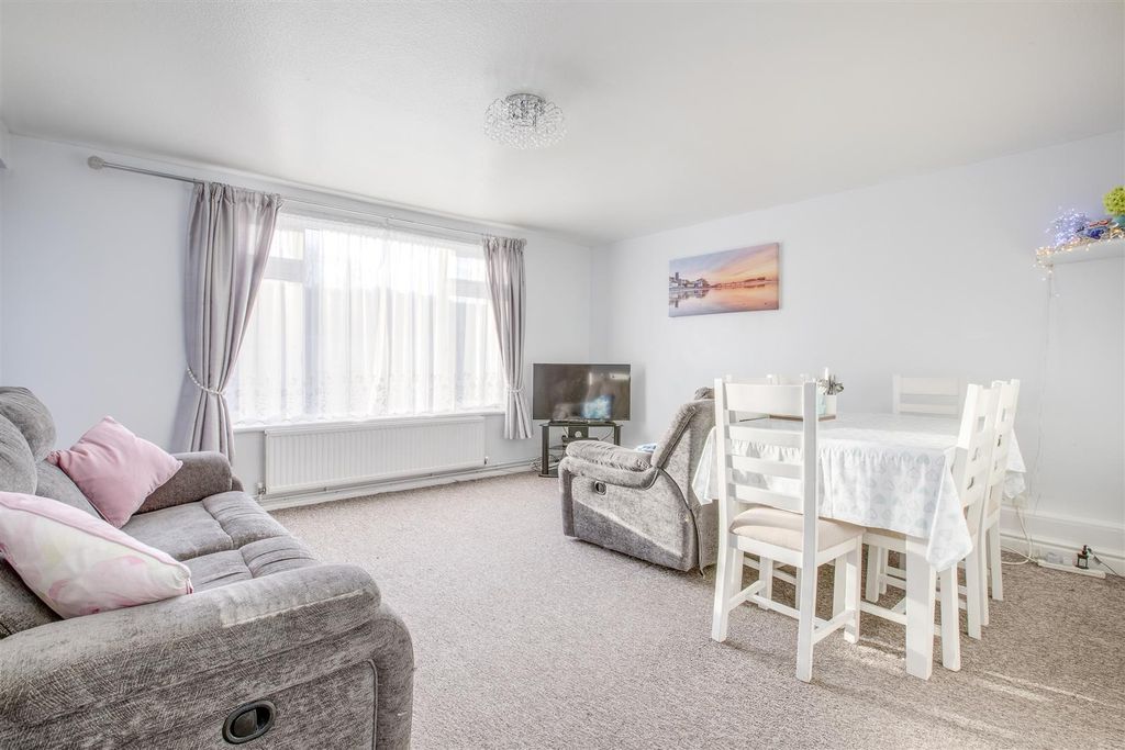 Property photo 3 of 11 Flat 4, Seven Acre House, Queensmead Road, Hp10 9X