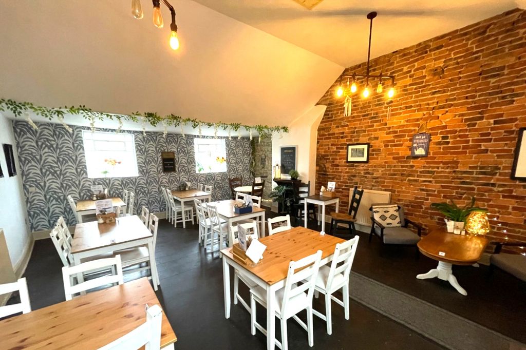 Property photo 2 of 4 19 Market Place, Kirkbymoorside, North Yorkshire Yo62 6Aa