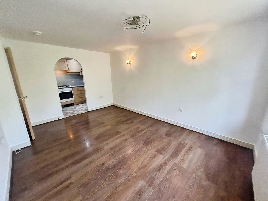 Property photo 3 of 11 Lounge