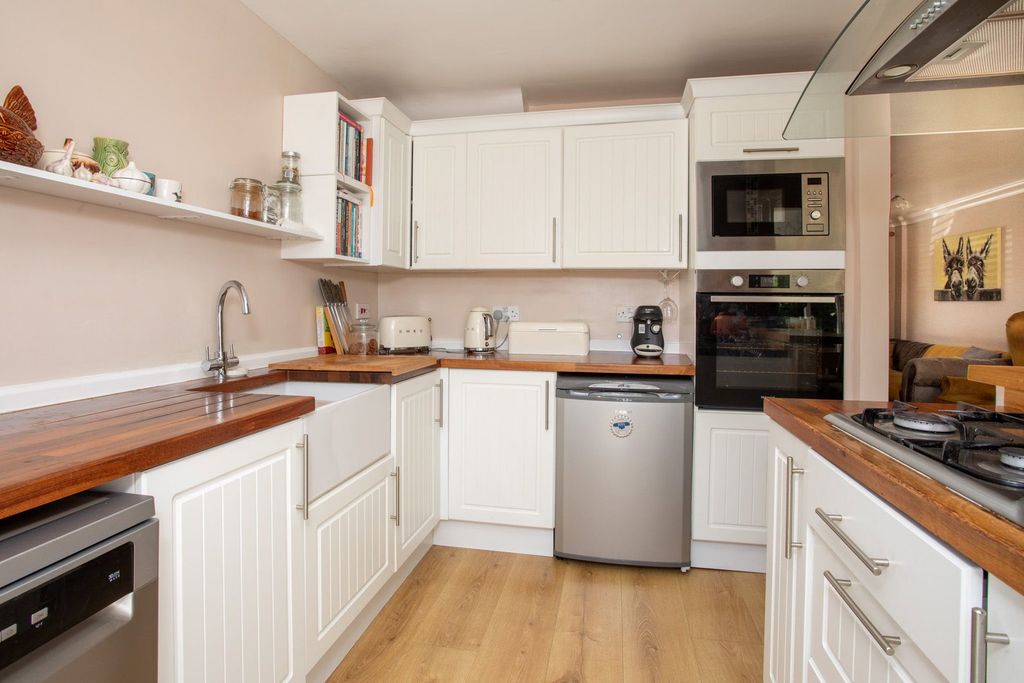 Property photo 2 of 27
