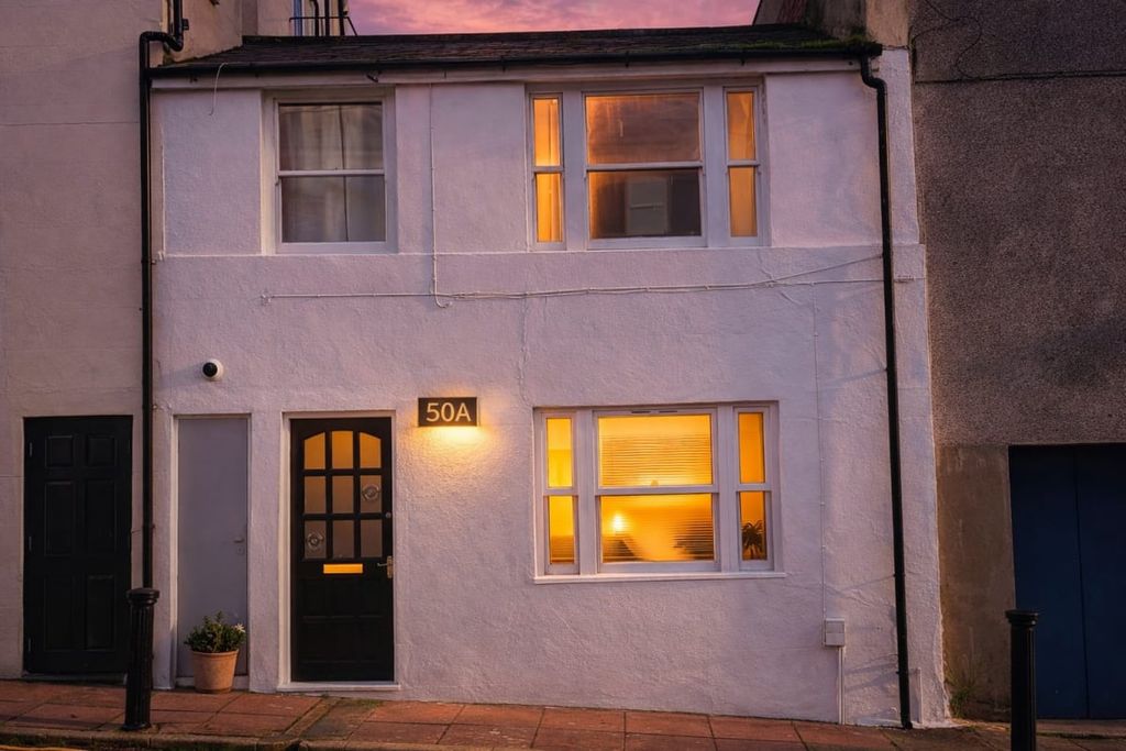 Property photo 1 of 8