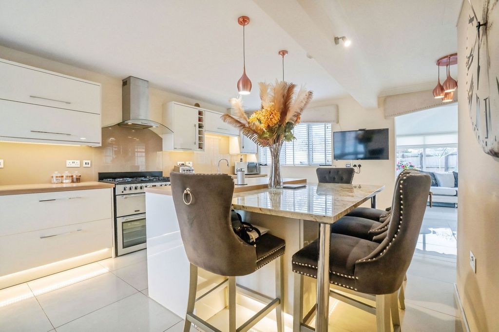 Property photo 2 of 39