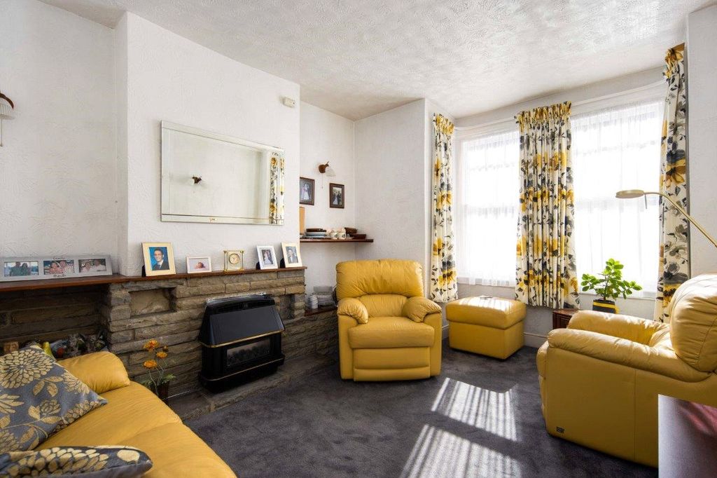 Property photo 3 of 18 Living Room