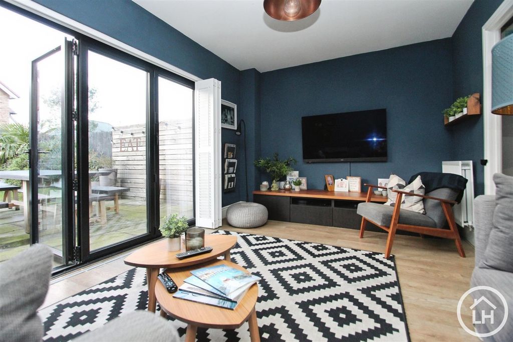 Property photo 1 of 16 Lounge