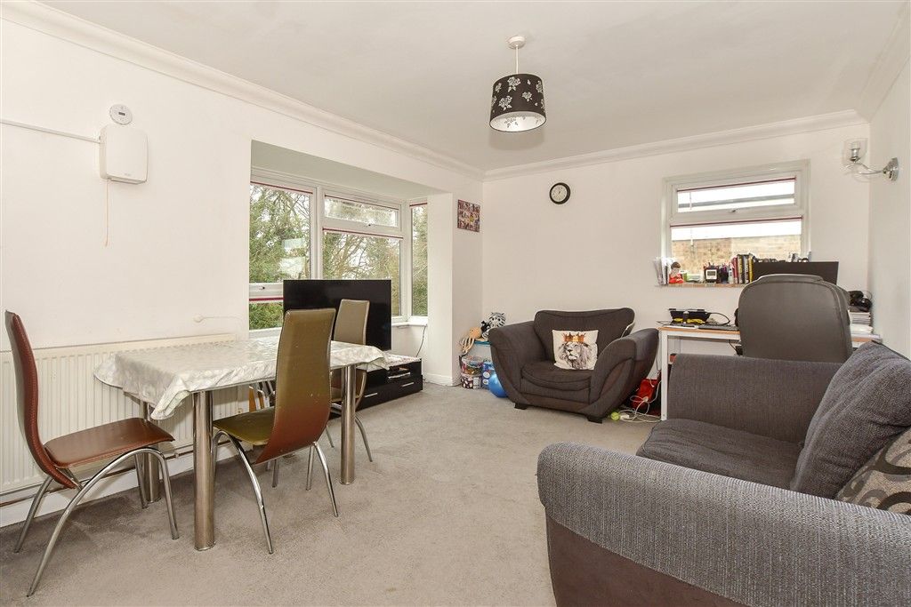 Property photo 2 of 9 Lounge