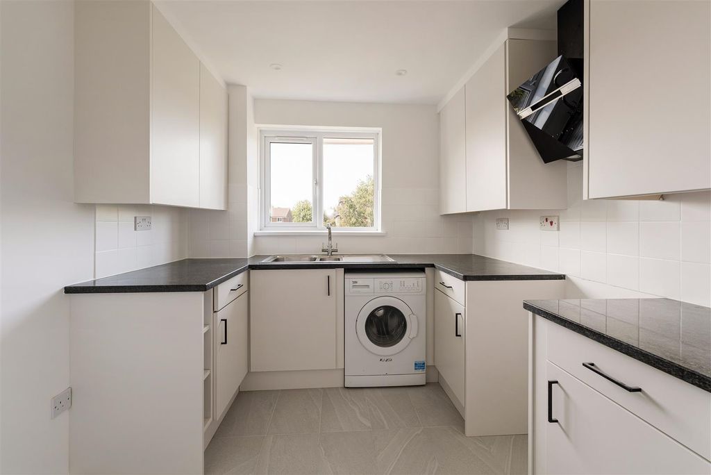 Property photo 3 of 16 Green Pond Close, E17