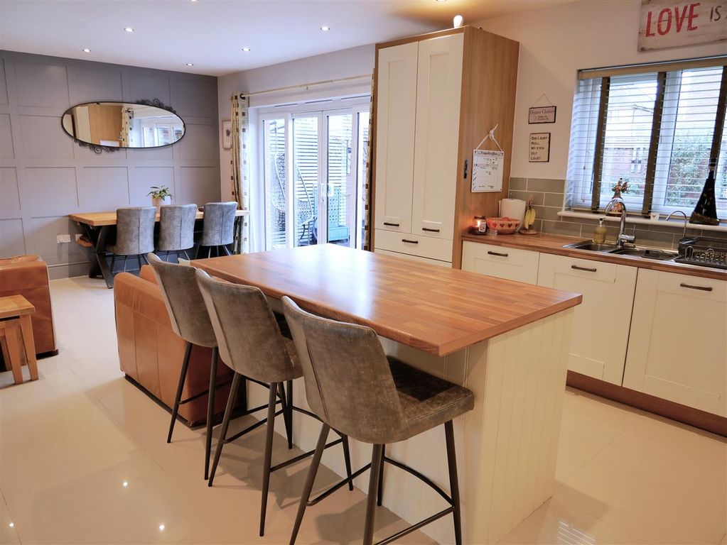 Property photo 3 of 32 Kitchen Area