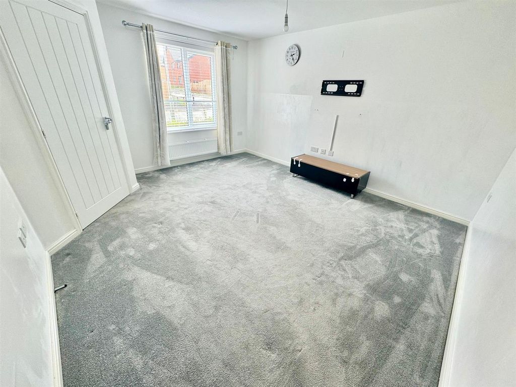 Property photo 2 of 8 Lounge