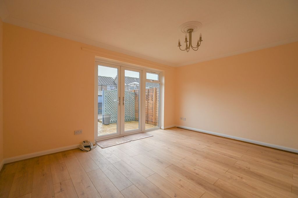 Property photo 3 of 12 Lounge