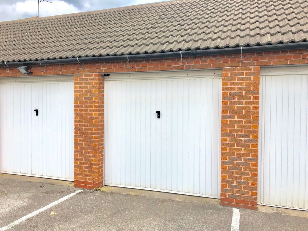 Property photo 3 of 11 Single Garage