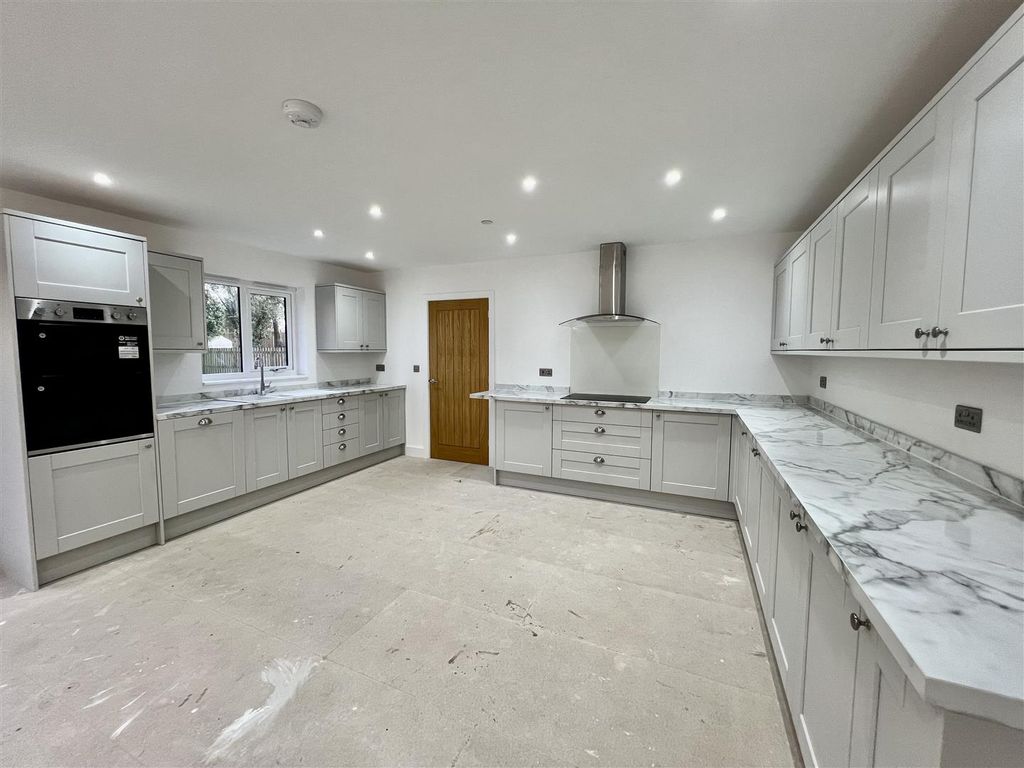 Property photo 3 of 14 Kitchen